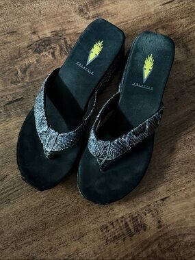 Volatile Black Snake-Print Wedge Sandals size 7